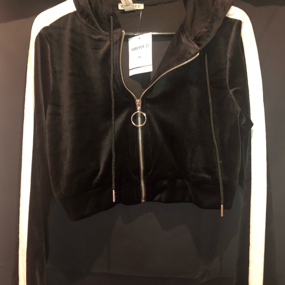 FOREVER XXI BLACK VELVET CROPPED JACKET✨